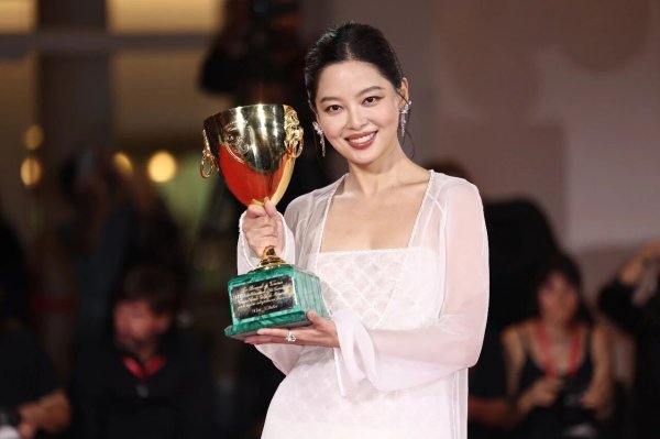 恒财网 辛芷蕾夺得威尼斯“影后”